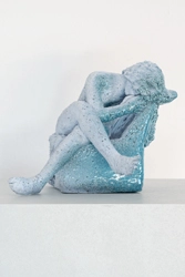 Figurative glasierte Keramik aus blauem Tun mit groben Schamott