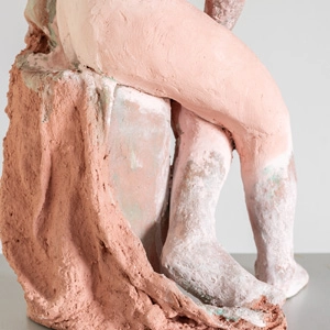 Zoom zeigt die Materialität der Figur.