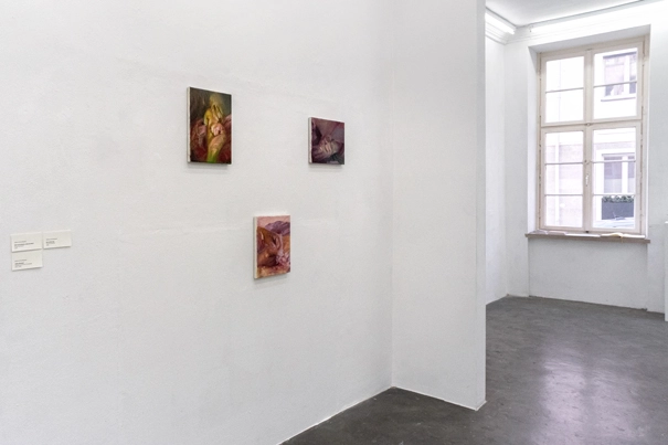 Raumansicht der Gruppenausstellung in der Johanna Ey Foundation. Eine Begegnung von polnischen Künstlerinnen aus Düsseldorf und Künstler*innen aus Warschau.