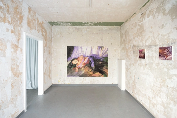 Raumansicht meiner Einzelausstellung im Off-Space k29 in Düsseldorf-Bilk. Vor Kopf eine großformatige Leinwand und auf der rechten seite zwei kleinere in Öl gemalte Gemälde in Schrägansicht.