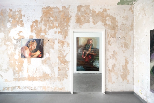 Raumansicht meiner Einzelausstellung. Durch die Türöffnung sieht man mein großes Porträt nach Modell gemalt und an der Wand ein weiteres figuratives Mittelformat.